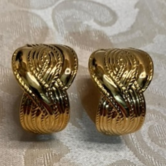 Vintage Gold Textured Hoop Earrings Bold Statement Wave Design Clip-On - Picture 8 of 15